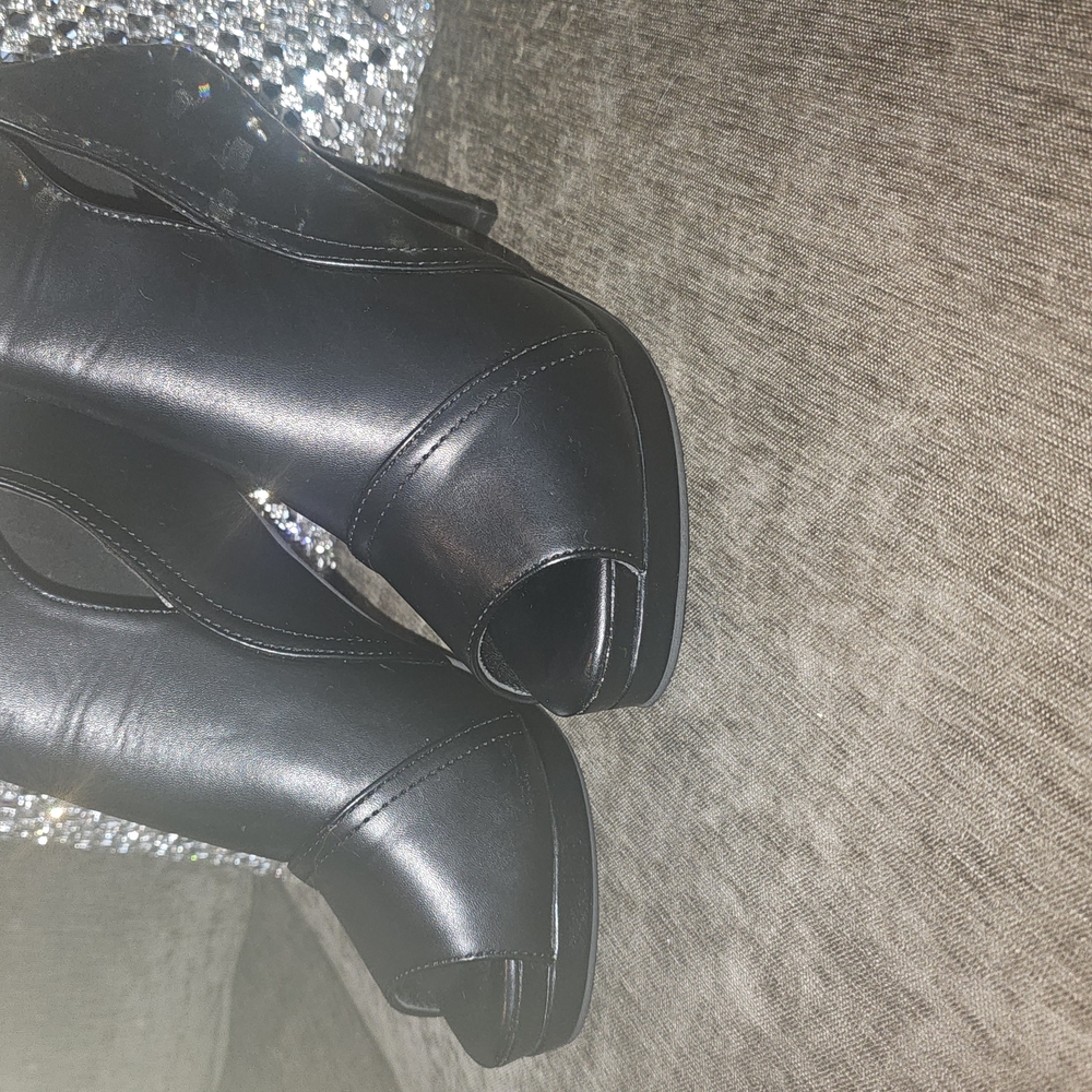 Elegant Black Heeled Boots
